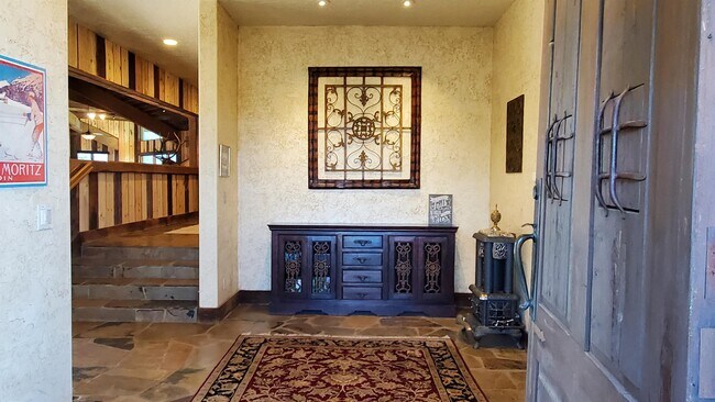 Building Photo - 7104 Canyon Dr