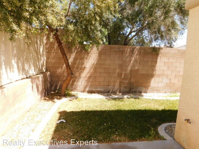 Building Photo - 8240 Wildwood Glen Dr