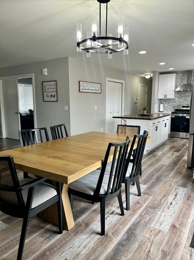 Building Photo - Beautiful Remodeled Home Kent!