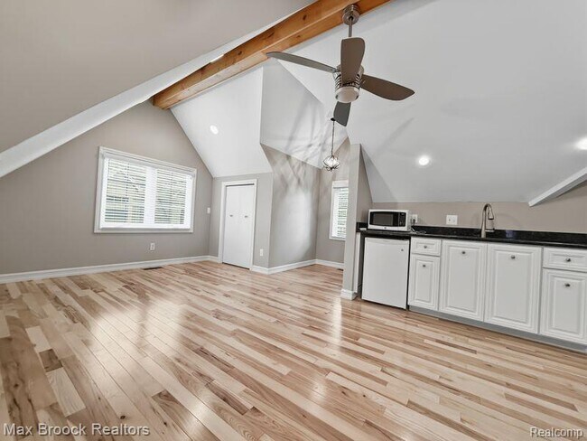 Building Photo - 2120 Buckingham Ave