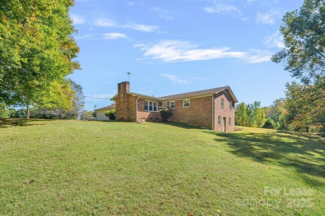 Building Photo - 540 Hoover Rd