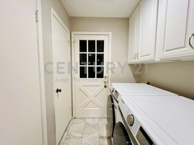 Building Photo - Mid-Century, Modern 3/2/2 with Designer Updates in Fort Worth For Rent!