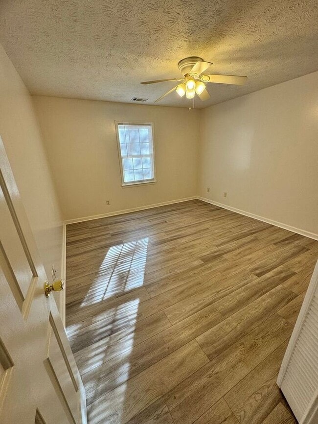 Building Photo - READY NOW!!! Beautiful brick front 2 bedroom 1 bath ranch duplex!