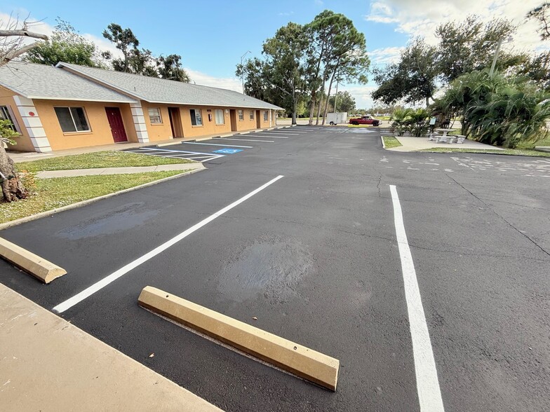 Building Photo - Bayshore Oaks
