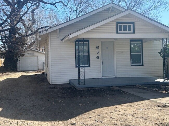 Building Photo - 634 S Fountain St