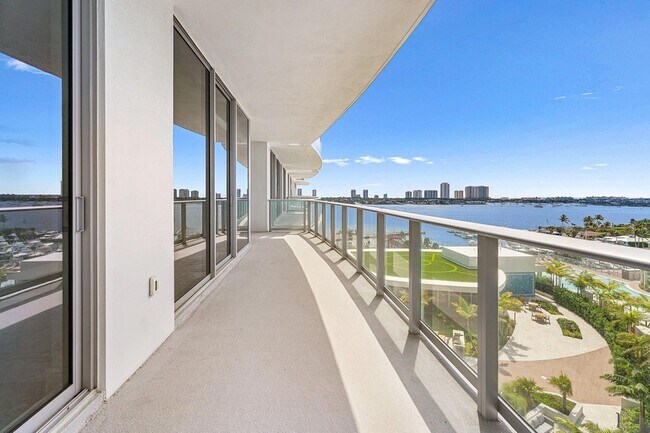 Building Photo - 220 Lake Shore Dr