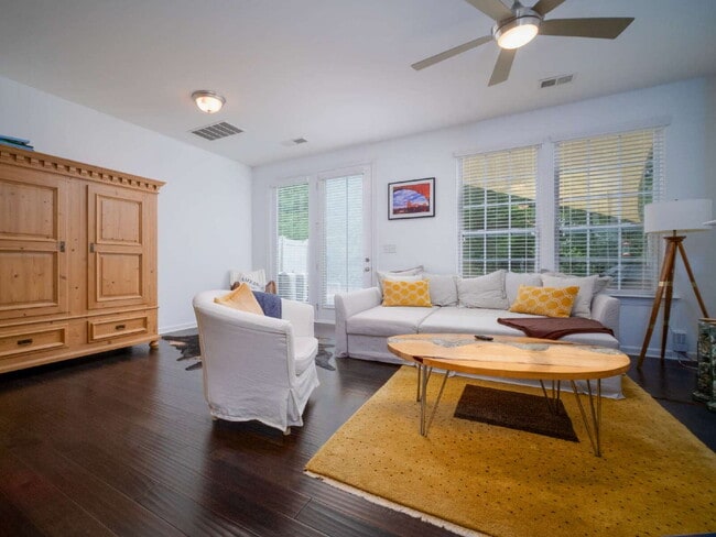 Building Photo - "Exquisite  2-Bed Townhouse with 2.5 Baths in Prime Charlotte Location – 1,531 Sq Ft of Comfort!"