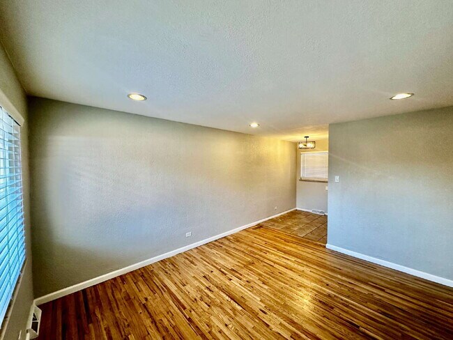 Building Photo - Cozy Home in Sunnyside!