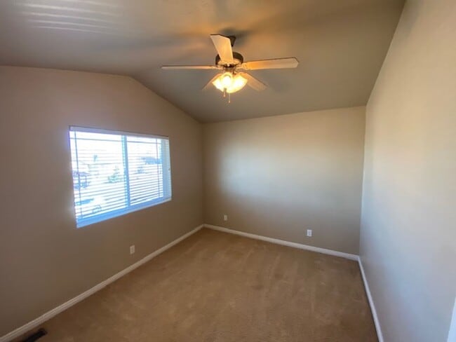 Building Photo - Move-in Bonus!! 3 bed -2.5 bath Twin Home