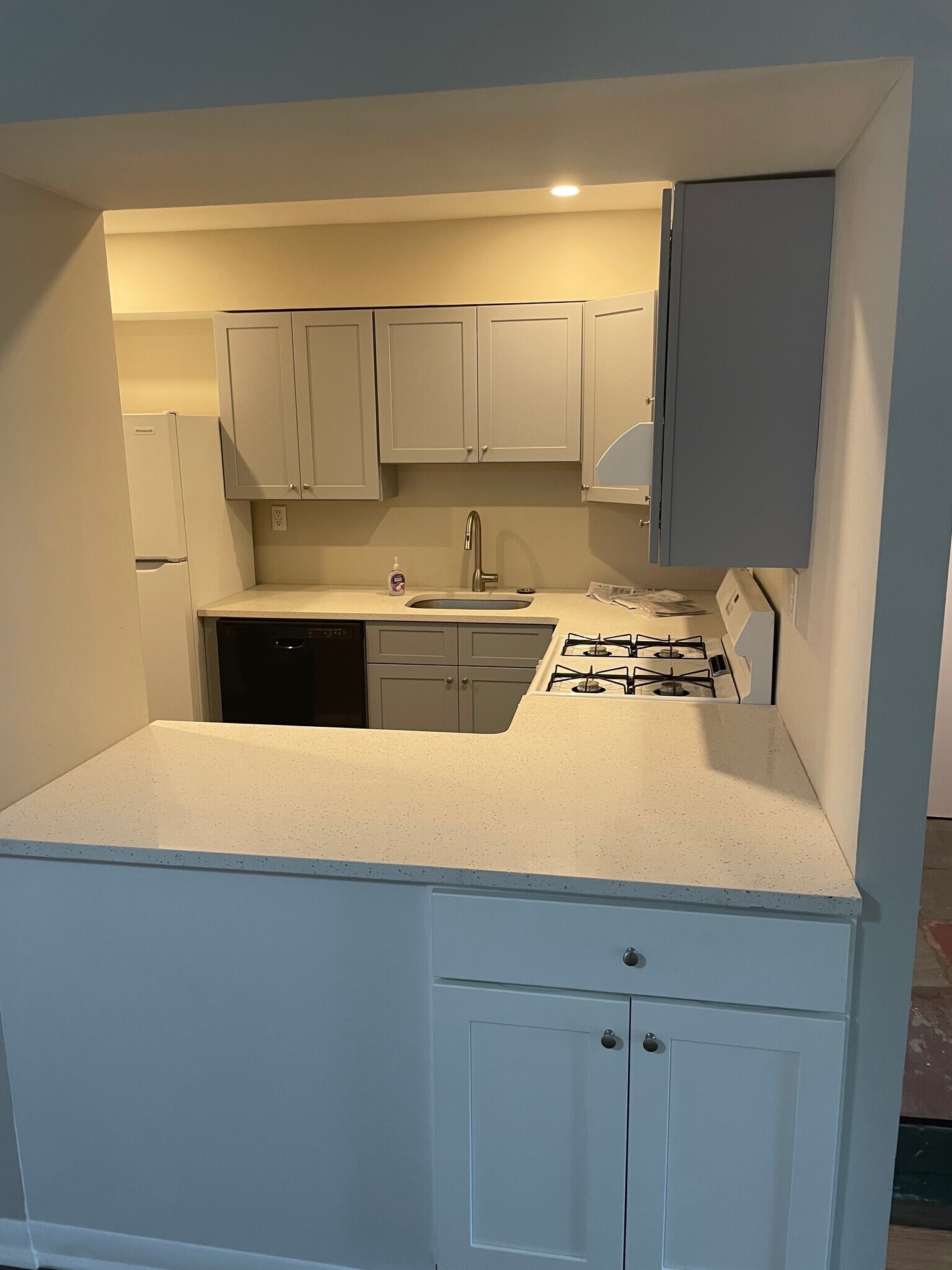 Building Photo - 328 Hermit St