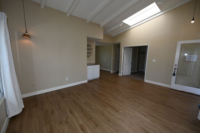 Building Photo - 4672-76LB