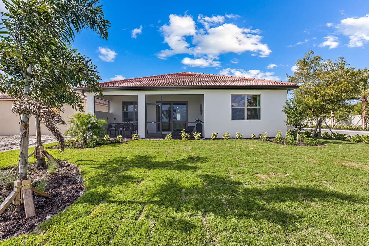 Large backyard - 748 Ravello Blvd