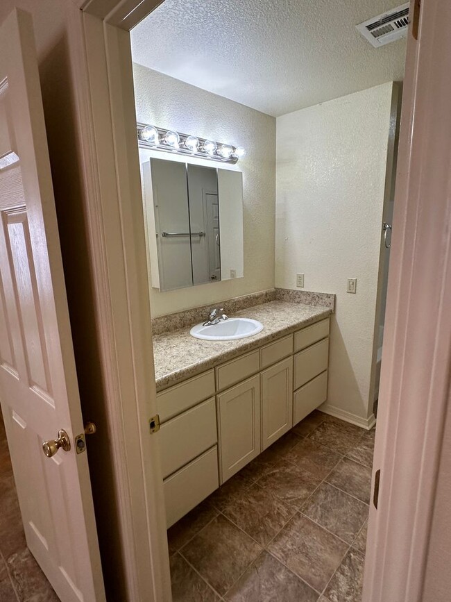 Building Photo - Nice 3 bedroom, 2 bath brick duplex