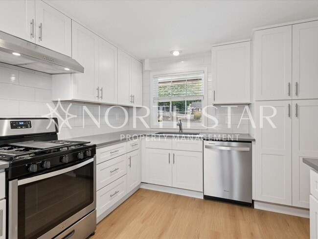 Building Photo - Charming Updated One-Level Home with Spaci...