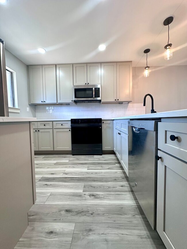 Building Photo - Beautifully Renovated 2B/2.5B Townhome wit...