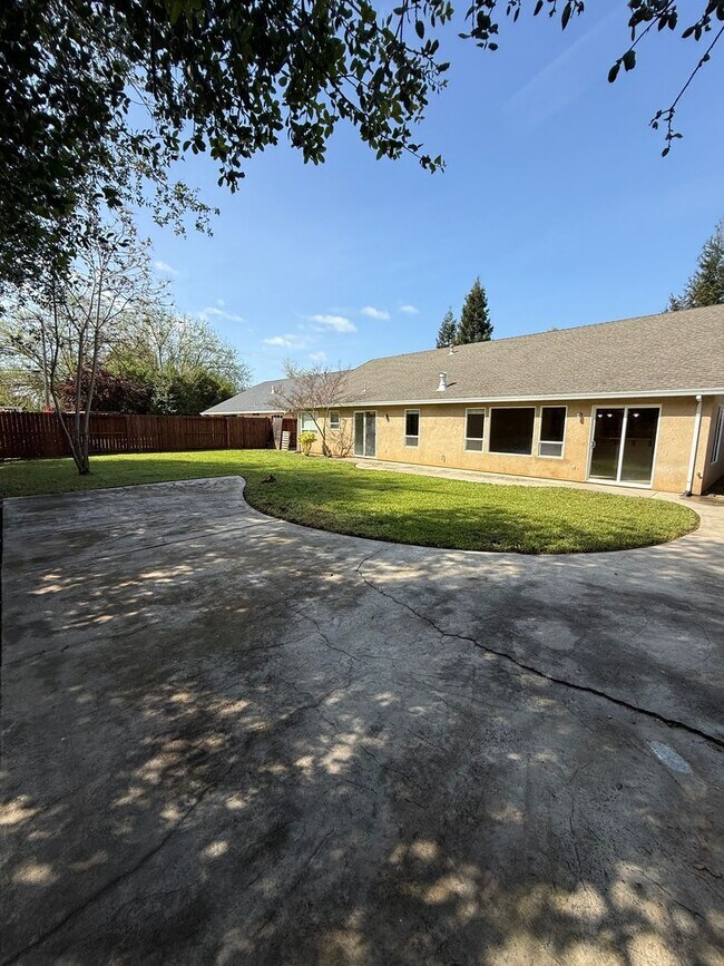 Building Photo - 4 bedroom, 2 bathroom home in Great Neighborhood!
