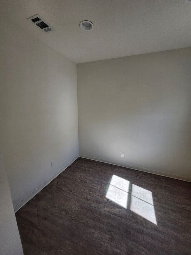 Building Photo - Gorgeous Tri-level Townhouse 3 beds 3 1/2 ...