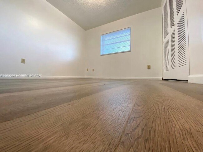 Building Photo - 1460 W 41st St