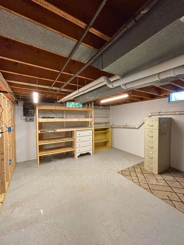 Building Photo - 10335 Holiday Dr