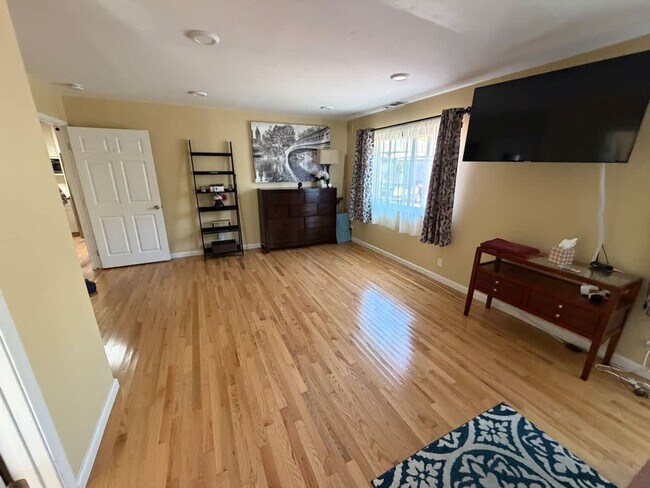 Building Photo - 2069 Horne St