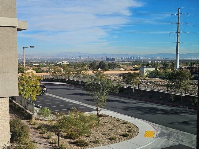 Building Photo - 600 N Carriage Hill Dr