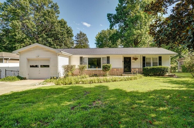 Primary Photo - Adorable 3 Bedroom, 1.5 Bathroom House!
