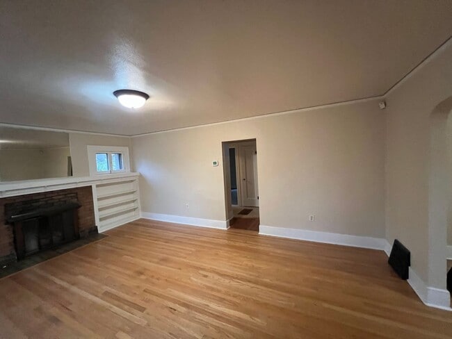 Building Photo - Charming and Spacious 4 Bed, 2.5 Bath Home near Downtown