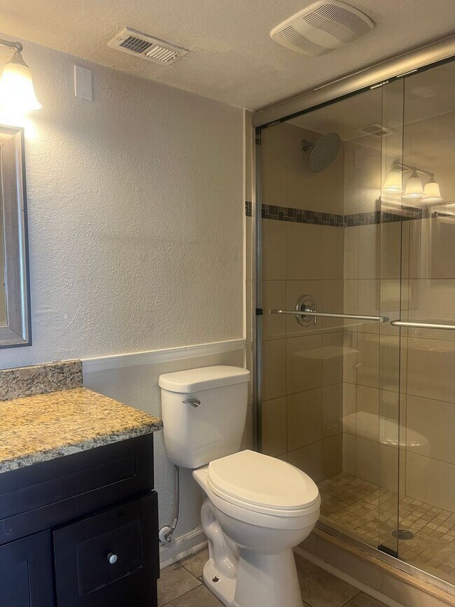 Building Photo - 315 Lakepointe Dr