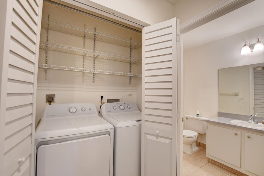 Building Photo - 499 Hardwood Pl