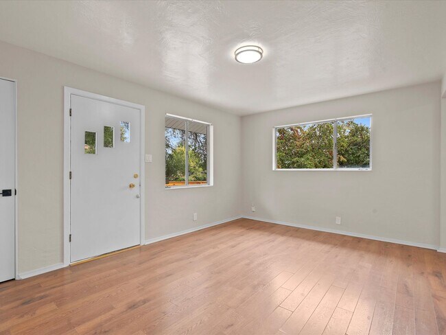 Building Photo - Move In Ready Midtown Dream Home