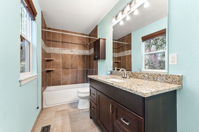 Building Photo - 4bed 4bath with fenced yard in Denver!