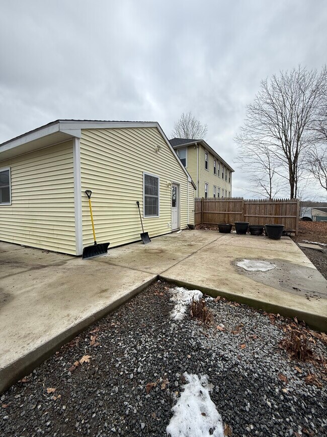 Building Photo - 158 Lake Hayward Rd