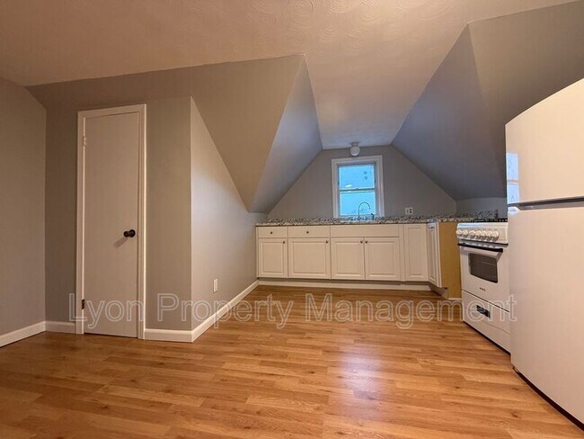 Building Photo - 26 Carlton St