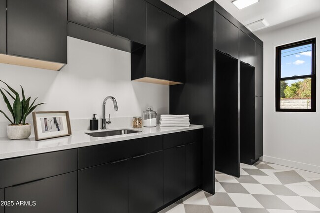 Building Photo - 1538 W Wagon Wheel Dr