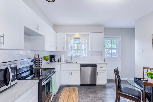 Building Photo - 569 Mapleview Dr