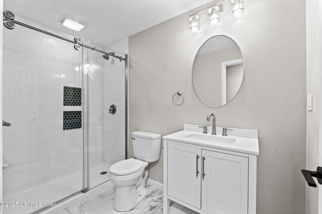 Building Photo - 1112 E Burnett Ave