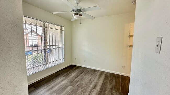 Building Photo - 3900 Woodchase Dr