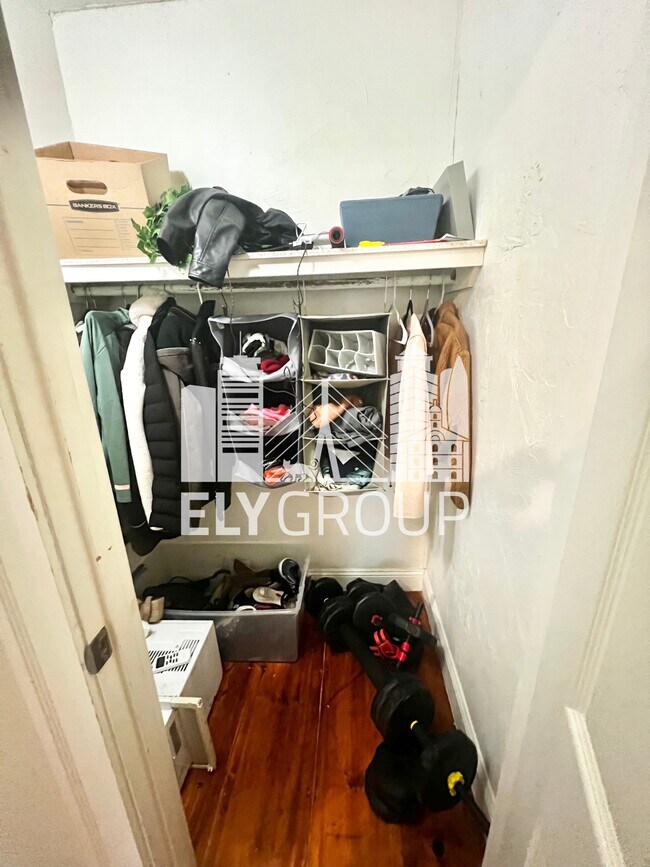 Building Photo - 165 Sharon St