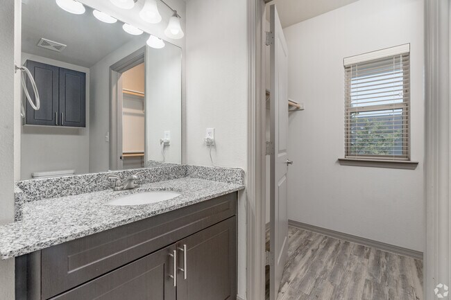 Building Photo - Live Oak Apartments