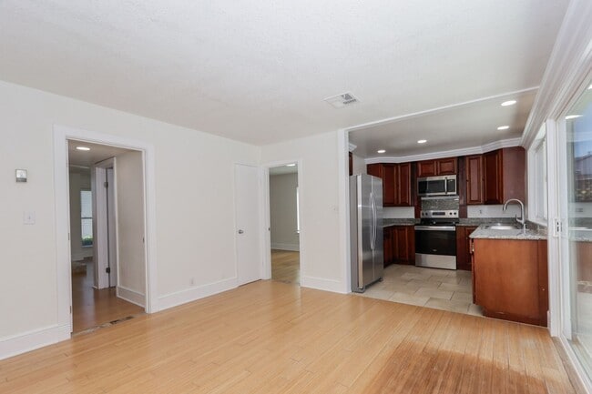 Building Photo - 3 Bed / 2.5 Bath light and spacious townho...