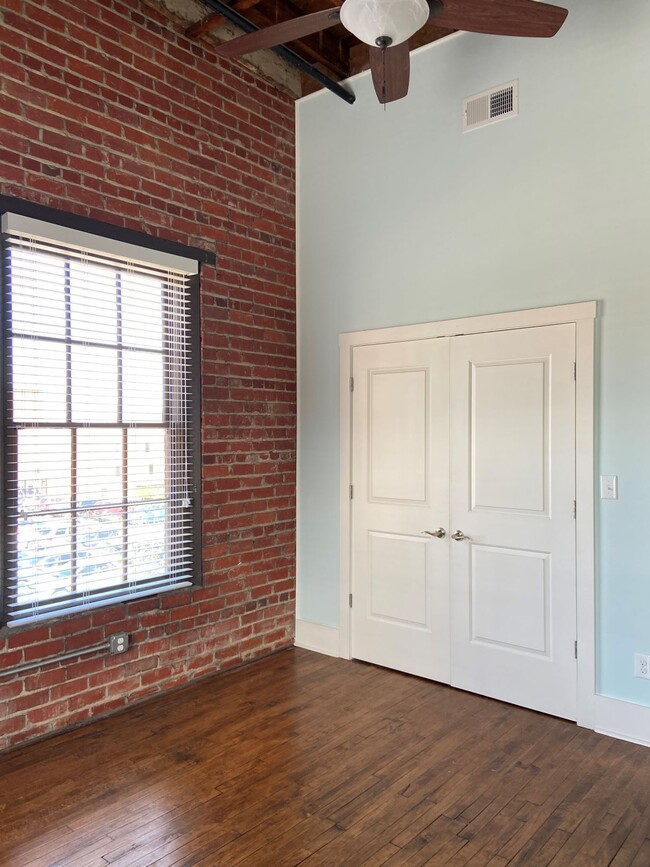 Guest bedroom - 1200 Commerce St