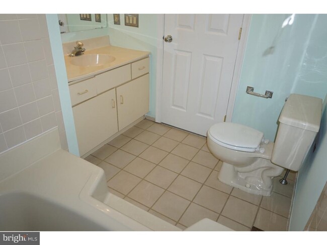 Building Photo - 203 Steeplechase Ct