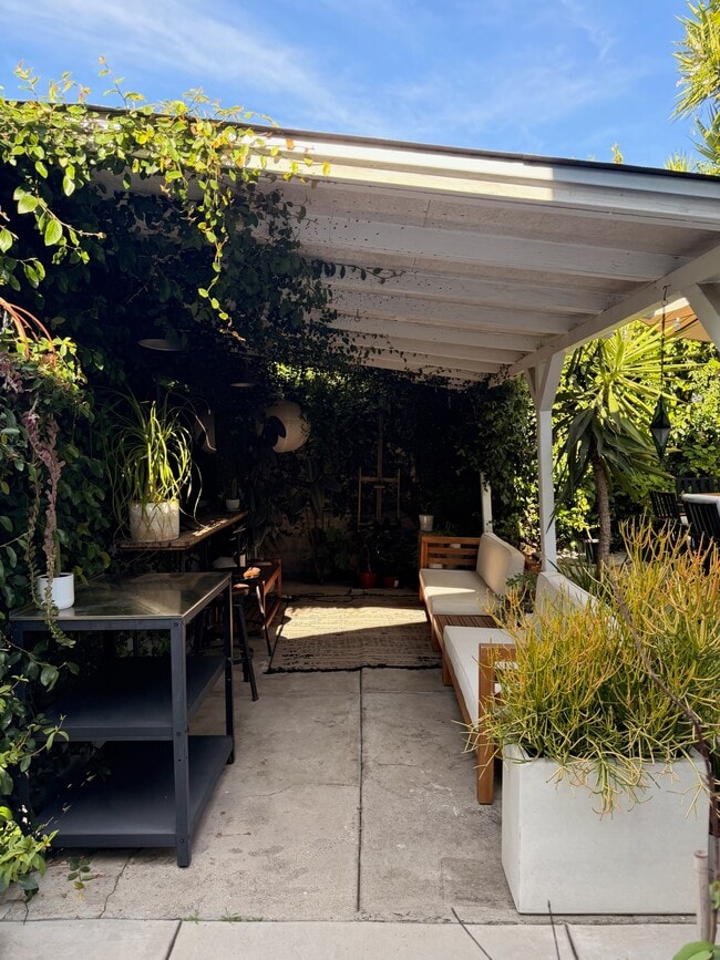 Building Photo - 957 N Avenue 49