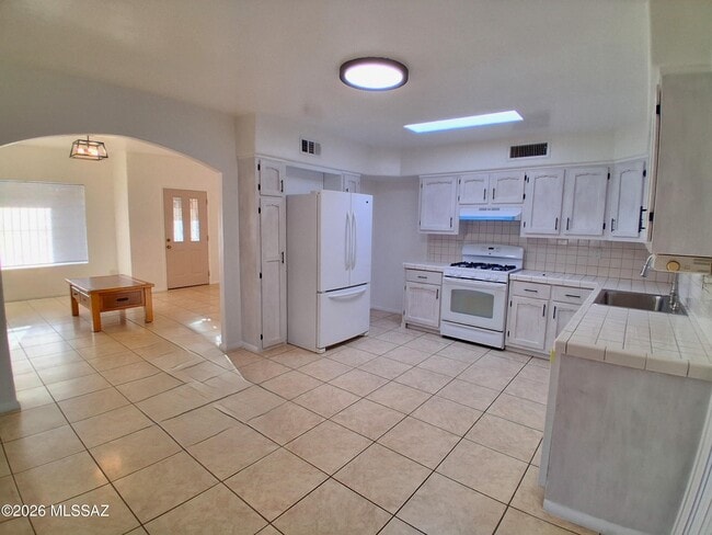 Building Photo - 2650 W Aurora Dr