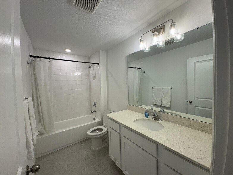 Building Photo - 706 Longboat Dr
