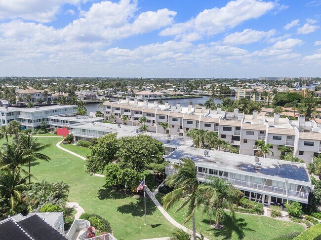 Building Photo - 1221 Hillsboro Mile