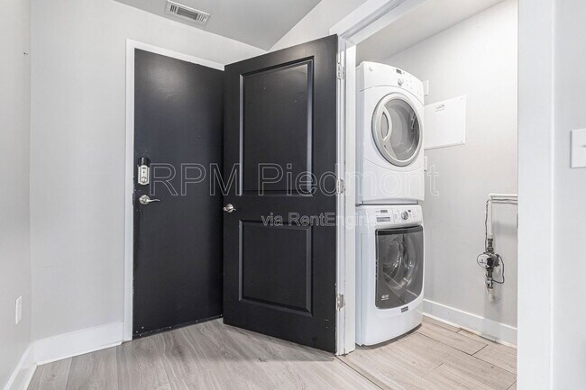 Building Photo - 925 Garrett St