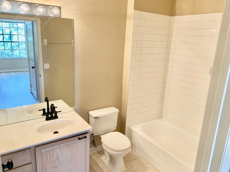 Building Photo - 1212 S Hiawassee Rd