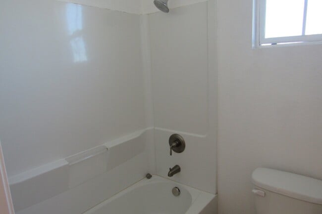Building Photo - Gorgeous 4 Bed/2.5 Bath in Perfect Pittsburg Location
