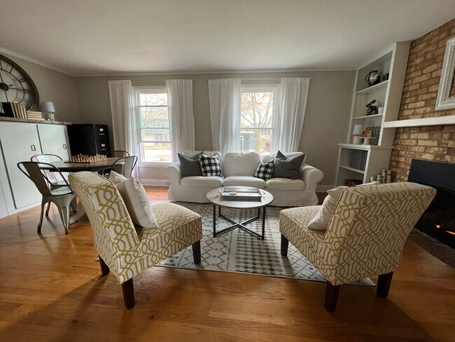 Building Photo - 1735 Crestview Dr